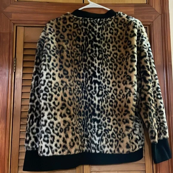 leopard print fuzzy / fleece cardigan. Universal sizing M/L - Picture 3 of 3